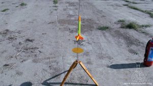 Model roket rampaya yerleştirilir ve ateşleme için hazırlıklar tamamlanır