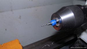 Çelik telin takılması için ince karbür uç kullanılır ve çok dikkatlice acele etmeden parça delinir