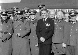 Wernher Von Braun Naziler ile görülmektedir.